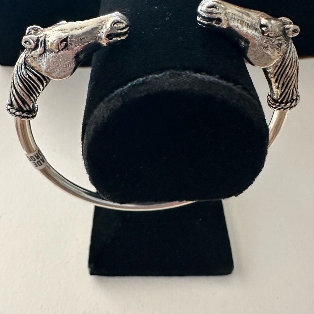 Gorgeous horse head cuff style bracelet, silver color